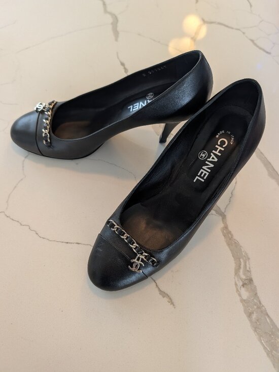 CHANEL Shoes - Chanel 2010 Black Lambskin Chain Logo Pumps EU 39 like new!